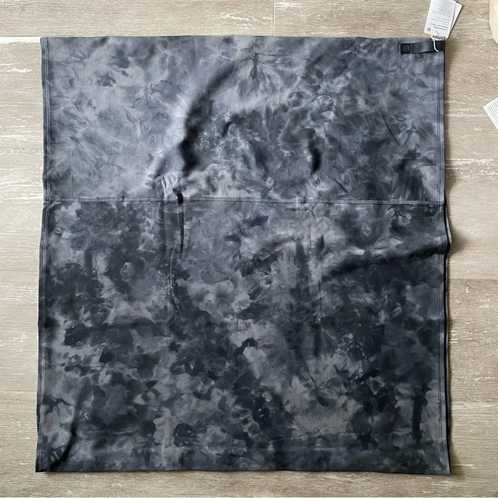 Lululemon Customizable Snap Scarf - Diamond Dye Pitch Grey Graphite Grey - Picture 3 of 5